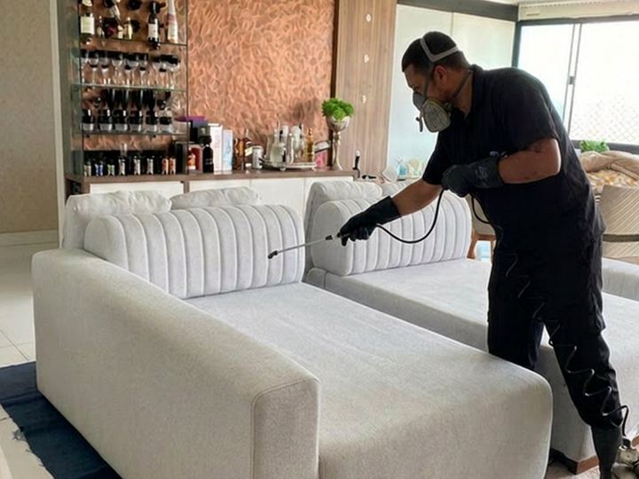 Aplicação de impermeabilizante em sofá pela LeWash