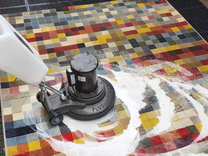 Lavagem de tapete com máquina rotativa pela LeWash