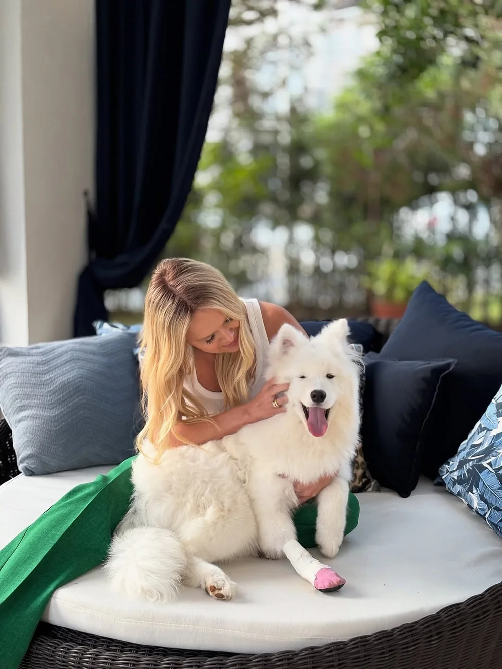 Tutora ao lado do seu cachorro em um sofá impecável e perfumado, em luz natural